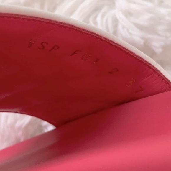 VALENTINO pink leather slides quilted vamp punctuated by iconic studs in white - Picture 6 of 11